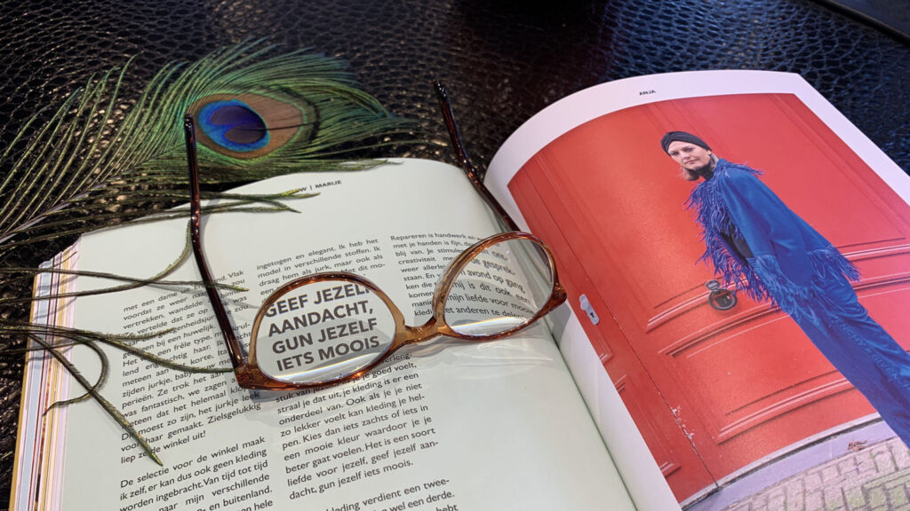 Leesbril op boek - Wat is het verschil als je hem koopt bij de opticien en wat is de beste leesbril?
