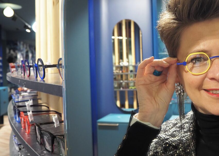 Diana Zuidweg met bril op in haar winkel in Papendrecht